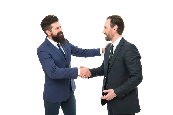 Colaboración y trabajo en equipo. hombres de negocios barbudos en traje formal. los hombres maduros tienen su propio negocio. asociación de jefes aislados en blanco. reunión de negocios. el éxito del equipo. concepto de colaboración —  Fotos de Stock