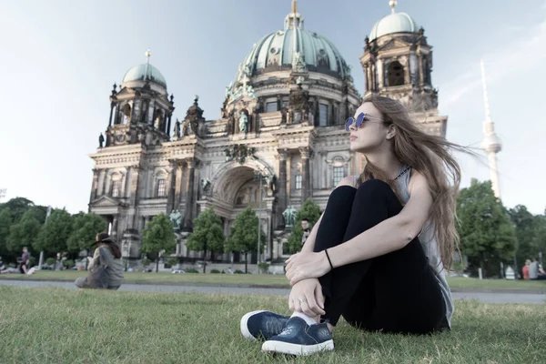 Pretty gil sitting in front of Berlin Cathedral wearing sunglusses — Stock Photo, Image