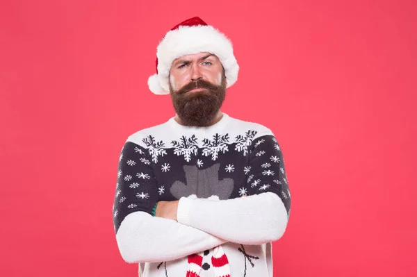 Im waiting. man in funny knitted sweater. xmas shopping time. prepare gifts and presents. serious bearded man in santa claus hat. new year party fun. celebrate winter holidays. merry christmas — Stock Photo, Image