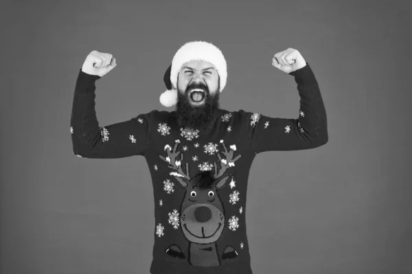 Aggiungi un po 'di brillantezza al Natale. felice anno nuovo 2020. divertente maglione a maglia hipster. festa delle vacanze invernali. provare gioia e felicità. barbuto uomo rosso cappello da Babbo Natale. E 'Natale. maschio alla festa di Natale — Foto Stock
