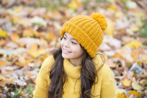 Niño feliz en estilo casual pasar tiempo en el parque de otoño disfrutando del buen tiempo con sombrero de punto y suéter caliente, moda —  Fotos de Stock