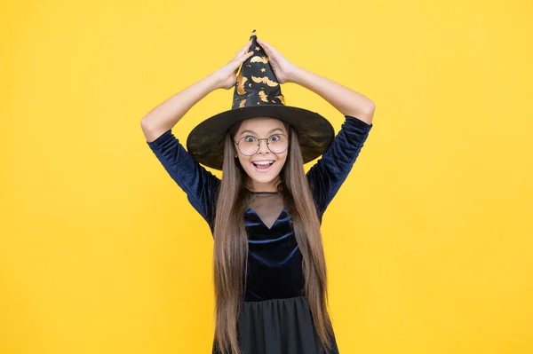 Bambino allegro indossare cappello strega e occhiali pronti per l'incanto su Halloween, felice Halloween — Foto Stock