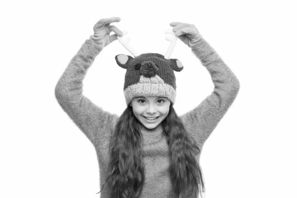 Να είστε προετοιμασμένοι αυτή την εορταστική περίοδο. αγαπημένο πλεκτό αστείο καπέλο. ενεργό υγιή παιδική ηλικία. Αισθάνομαι άνετα και ζεστά. Παιδικά πλεκτά μόδας. Ευτυχισμένο μικρό παιδί απομονωμένο στα λευκά. Πες όχι στο κρύο του χειμώνα — Φωτογραφία Αρχείου