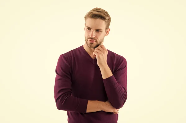 Apuesto hombre sin afeitar aislado en blanco. hombre usar jersey púrpura. estándares de belleza masculina. moda de otoño para los hombres. hombre de negocios confiado tiene corte de pelo elegante. tipo carismático — Foto de Stock