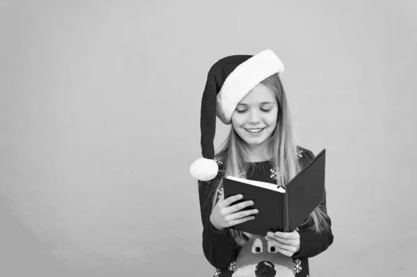 Histoires de Noël. Petit lecteur copie l'espace. Esprit magique de Noël. Meilleur livre de Noël. Publicité en librairie. Petit enfant souriant lire le livre. La veille de Noël. Petite fille aime lire l'histoire de Noël — Photo