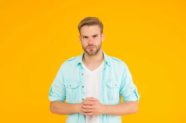 Seriózní muž se sexy štětiny nosit ležérní košili na žlutém pozadí, sebevědomí — Stock fotografie