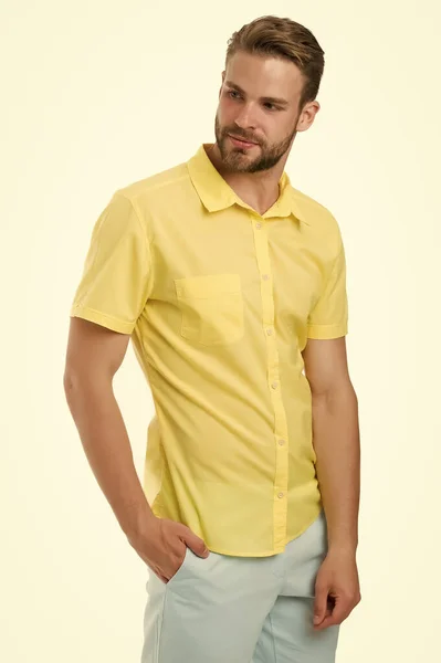 Collezione primaverile. Stile casual. Un uomo che posa con fiducia. Uomo attraente in camicia casual. Moda modello indossare camicia casual. Sentiti a tuo agio con un vestito semplice. Vestito casual confortevole. Stile moderno — Foto Stock