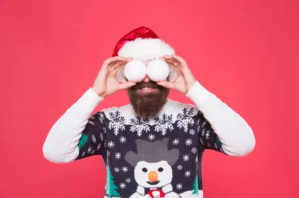 Mutlu sakallı adam yeni yıl dekoratif kartopu ile oynuyor komik örgü süveter ve Noel Baba şapkası takıyor yeni yılı kutlamak için, mutlu yıllar. Eğleniyorum. — Stok fotoğraf