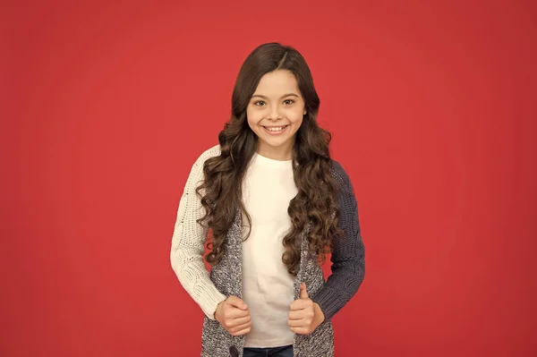 Sorriso adorável. Cachos naturais. Cara de criança bonito penteado encaracolado adorável. Miúda menina cabelo longo posando com confiança. Menina penteado encaracolado se sente confiante. Psicologia e desenvolvimento infantil. Postura confiante — Fotografia de Stock