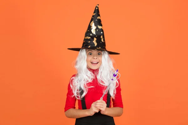 Boldog halloween gyermek boszorkány kalap tartsa mágikus pálca boszorkányság, csodálatos halloween — Stock Fotó