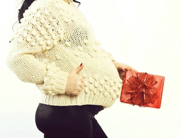 Hediye ya da hediye tutan hamile kadının elleri — Stok fotoğraf