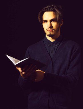 Gerçekten yakışıklı sakallı bir adam.