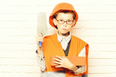 Genç, şirin inşaatçı çocuk.