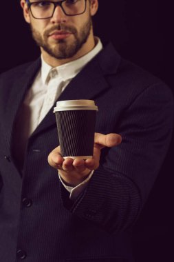 Sıcak kahve fincanı elinde.