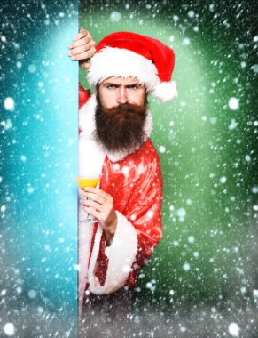 Ciddi sakallı Noel Baba adam.