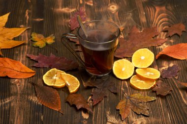 Bir fincan yeşil çay ve güzel yapraklar..