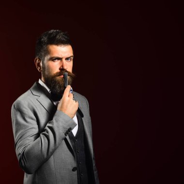 Uzun sakallı bir adam ağzı jilet gibi keskin.