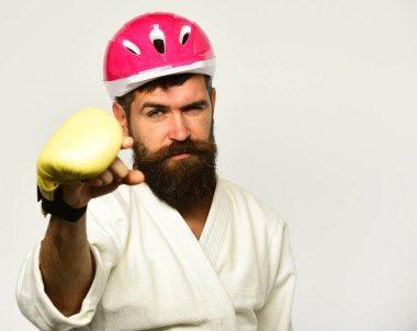 Kimonolu sakallı ve beyaz kasklı bir adam.