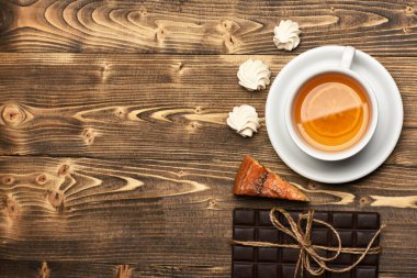 Pastalı çay fincanı, çikolata ve kremalı pasta.