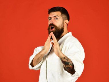 Doğu sporları konsepti. Tekvando ustası saldırı ya da savunma pozisyonu pratiği yapıyor.