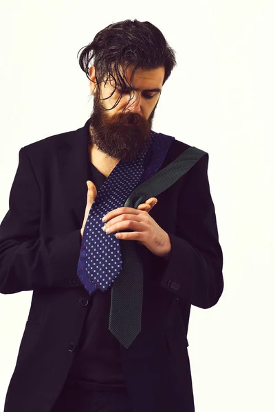 Brutal caucasien hipster en costume noir avec des cravates sur l'épaule — Photo