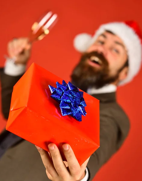 Businessman with happy face holds present box in close up. — Stock Photo, Image