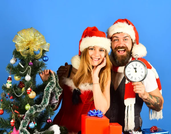 Weihnachten und Liebe. Verliebtes Paar mit roten Geschenken — Stockfoto