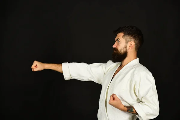 Karate człowiek z poważną twarzą w mundurze. — Zdjęcie stockowe