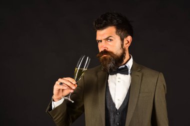 Alengirli yüzü ve köpüklü içkisi olan bir iş adamı. Maço