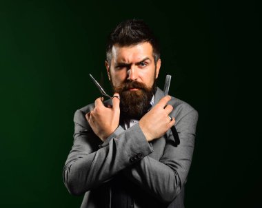 Resmi takım elbiseli, sakal ve bıyık kesen maço..
