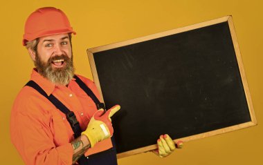 Fiyat listesi. Onarım şirketi hizmetleri. Mimari gösterim projesi. Profesyonel tamirci. Görsel taslak. Sakallı adam tamirci. Tamirci karatahta kopyalama alanını tutun. Yakışıklı tamirci.