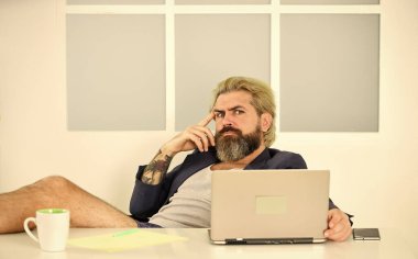 Düzenli iş saatleri. Evden iş yapan bir adam. Erteleme konsepti. Evden işe gitmenin nasıl bir şey olduğuna dair yanlış kavramlar. Akşama kadar çalış ya da daha fazla oyalan.