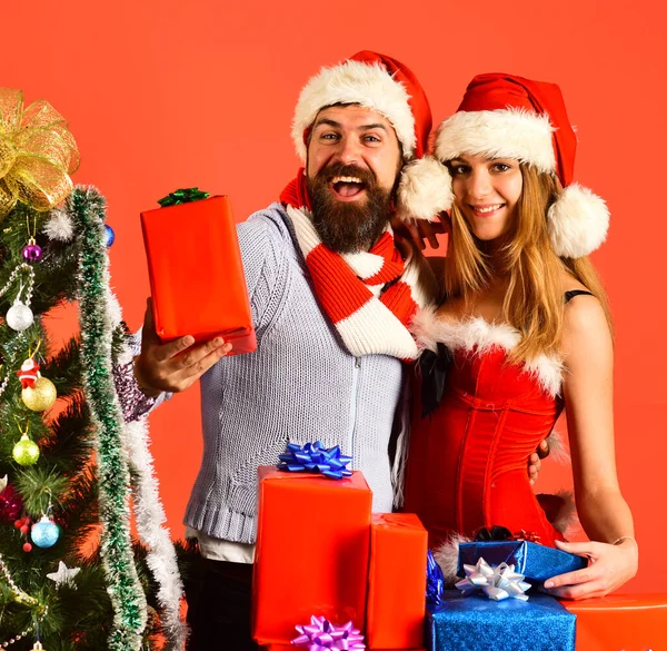 Meneer en mevrouw Claus met rode en blauwe cadeaus — Stockfoto