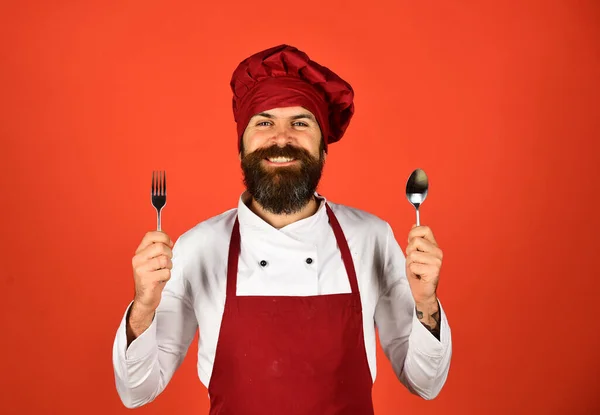 Cozinhar conceito comercial processo. Homem com barba — Fotografia de Stock