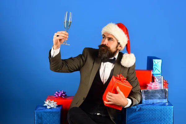 Mann mit Bart hält Geschenk und Champagner in der Hand — Stockfoto