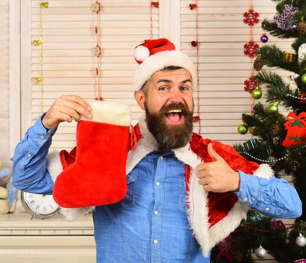 Babbo Natale con la faccia felice vicino all'albero di Natale — Foto Stock