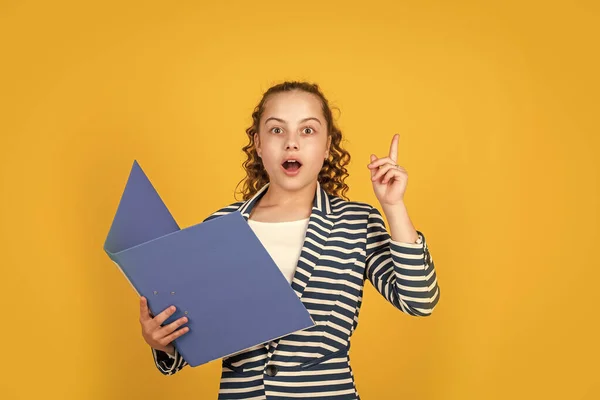 Onderwijsconcept. Gelukkig meisje heeft bibliotheekmap. Schoolbibliotheek. Kennis en informatie. Administratief. Coördinator en projectbeheer. Bibliotheekassistent. Student tiener formele stijl — Stockfoto