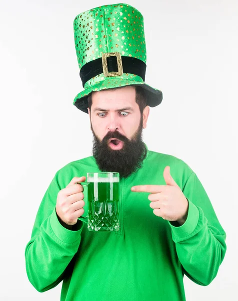 饮酒是圣徒每天不可缺少的一部分.爱尔兰传统。男人残忍的胡子嬉皮士喝了一品脱啤酒.爱尔兰酒吧绿色啤酒杯。喝啤酒的部分庆祝。酒吧季节性假日菜单 — 图库照片