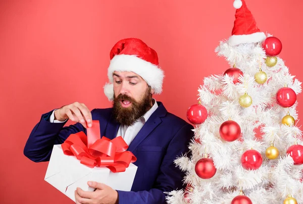 Skäggig man Tomtedocka. Nytt års överraskning. Man firar fest vid julgranen. Skicka eller ta emot julklapp. Snabb gåva leverans. Trevlig helg. vintersäsongens försäljning. Julklappsshopping — Stockfoto