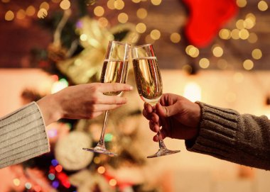 Parti davetiyeleri. Aile hafta sonu. Birbirimizi seviyoruz. Birbirine aşık çiftler. Mutlu noeller. Mutlu yıllar. Kış tatili Şerefe! Xmas partisi kutlaması. Şampanyalı kadın.