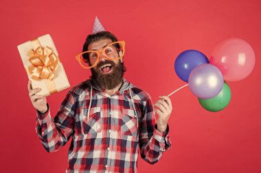 Büyük an geliyor. Çok renkli eğlence. Emeklilik için en iyi parti. Sakallı neşeli adam. Balonla gülümseyen hippi. Mutlu bir partiyi kutluyoruz. Parti elemanları ve tatil nesneleri