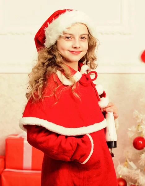 Детско-красный костюм Санты готов отпраздновать. Рождественский праздник. Лучшие идеи для празднования Рождества. Концепция зимнего отдыха. Счастливого Рождества и счастливого Нового года. Наслаждайтесь новогодними праздниками — стоковое фото