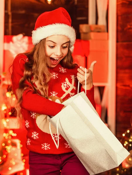 Vreugde en geluk. Feliciteer haar het dichtst. Oprechte groet en wensen. metgezel van Sint Nicolaas. Kindershopper mode. Een klein meisje gaat winkelen. De beste prijzen zijn hier. grote kerstverkoop — Stockfoto