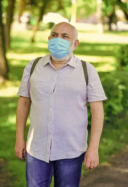 Quarantaine verlengd. Masker beschermt tegen virus. Pandemisch concept. Beperk de verspreiding van infecties. Oudere man gezichtsmasker. Ouderen lopen het grootste risico op covid-19. Versoepeling van vergrendelingsbeperkingen. Draag een masker — Stockfoto