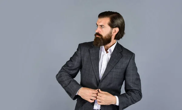 Ele está de camisa branca. homem de sucesso elegante em terno posando. Os homens de negócios usam fato. estilo de vida oficial do escritório. Homem barbudo sério. homem bonito e bem sucedido em terno caro. espaço de cópia — Fotografia de Stock