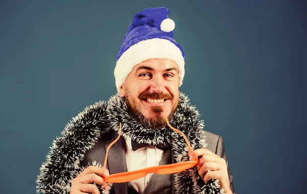 Festa de Natal corporativa. Homem barbudo hipster usar chapéu de Pai Natal acessório festivo. Grande celebração. Organizadores de festas de Natal. Comemore o ano novo. Ideias corporativas. Diverte-te. Junte-se partido escritório — Fotografia de Stock