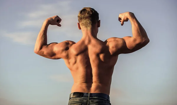 La forma del culturista. Corpo sexy. Trionfo e perdita. I muscoli più grandi crescono. Aumentare la massa muscolare complessiva. Uomo petto muscolare nudo torso cielo sfondo. Uomo atleta muscolare bodybuilder mostrare i muscoli — Foto Stock