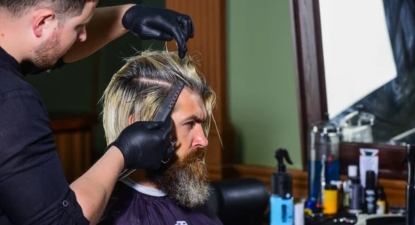 Uomo maturo dal parrucchiere. Cura dei capelli e concetto di toelettatura maschile. ottenere una forma perfetta. L'uomo barbuto che si fa tagliare i capelli dalla barba dal barbiere. baffi e barba. seduta in sedia da parrucchiere — Foto Stock