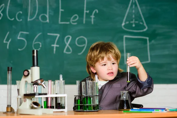 Wissenschaftliche Experimente mit Mikroskop im Labor. Biologie. Schulkind Wissenschaftler studiert Naturwissenschaften. Kleiner Junge beim Unterricht. Zurück zur Schule. Kleiner Junge macht naturwissenschaftliche Experimente. Bereit für seine Abschlussprüfung — Stockfoto