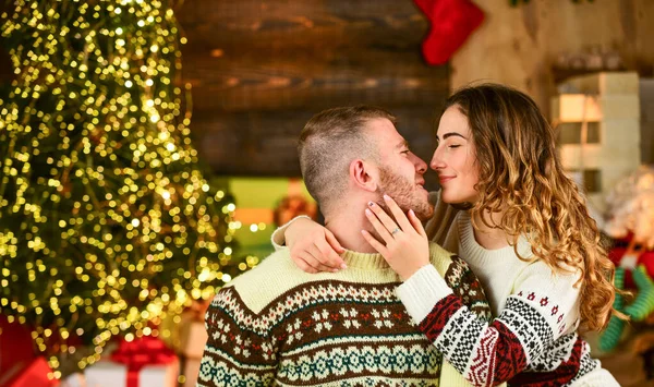 Concepto de fecha especial. hombre y mujer felices en Navidad. besa a tu amada bajo el muérdago. pasar el año nuevo juntos. pareja enamorada. tierno momento de relación. celebrar la fiesta de Navidad con su pareja — Foto de Stock